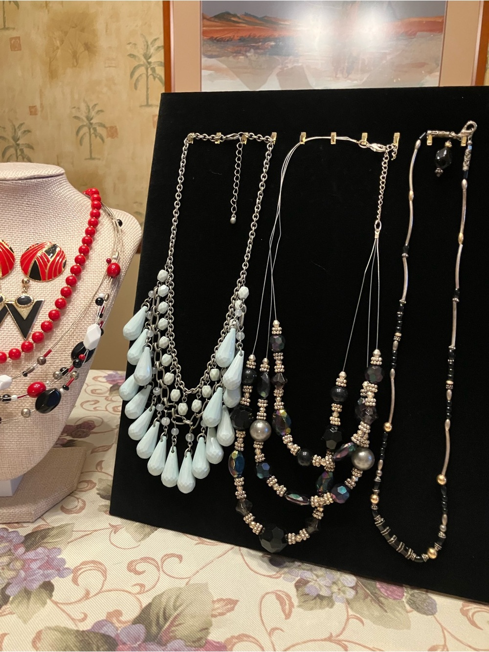 BUNDLE SALE 7 NECKLACES AND 2 PAIRS OF PIERCED EARRINGS. - Picture 5 of 13